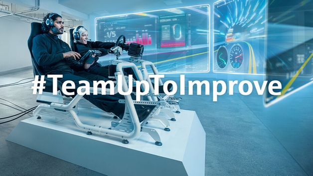 Драйвер цифровизации — инженер на заводе с планшетом