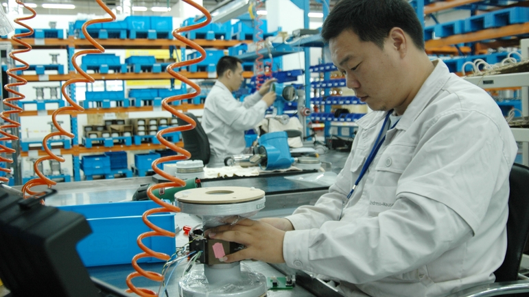 Endress+Hauser Flow China, Suzhou, men working in production
