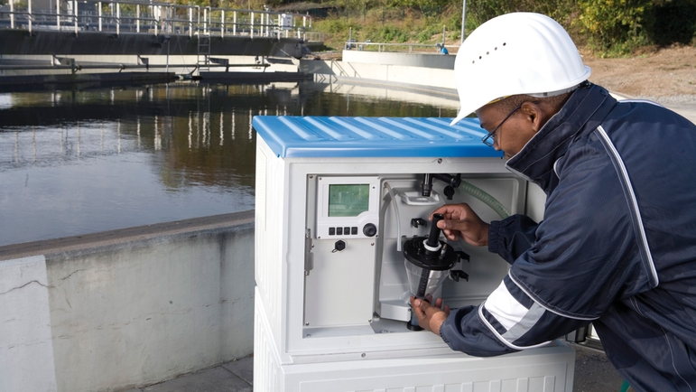 Автоматический отбор проб воды на станции водоочистки и водоотведения пробоотборником LiquistationCSF48.