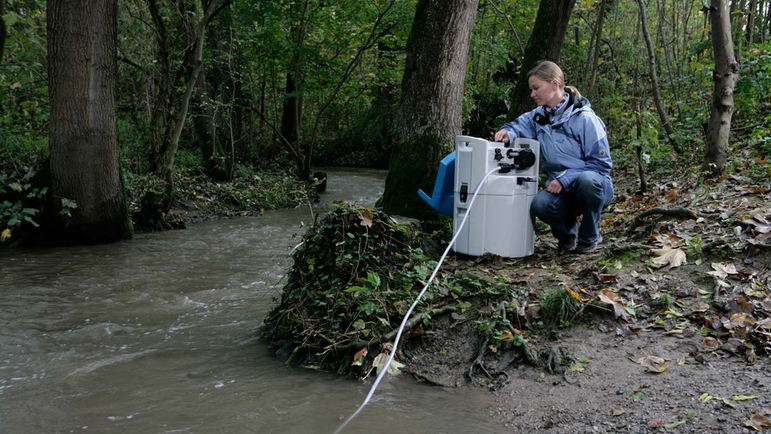Автоматический отбор проб речных вод портативным пробоотборником Liquiport CSP44.