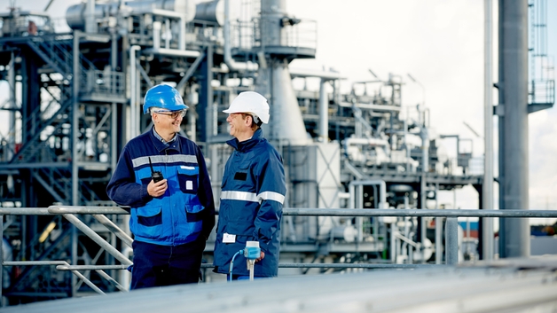 Заказчик и сотрудник Endress+Hauser на нефтеперерабатывающем заводе.