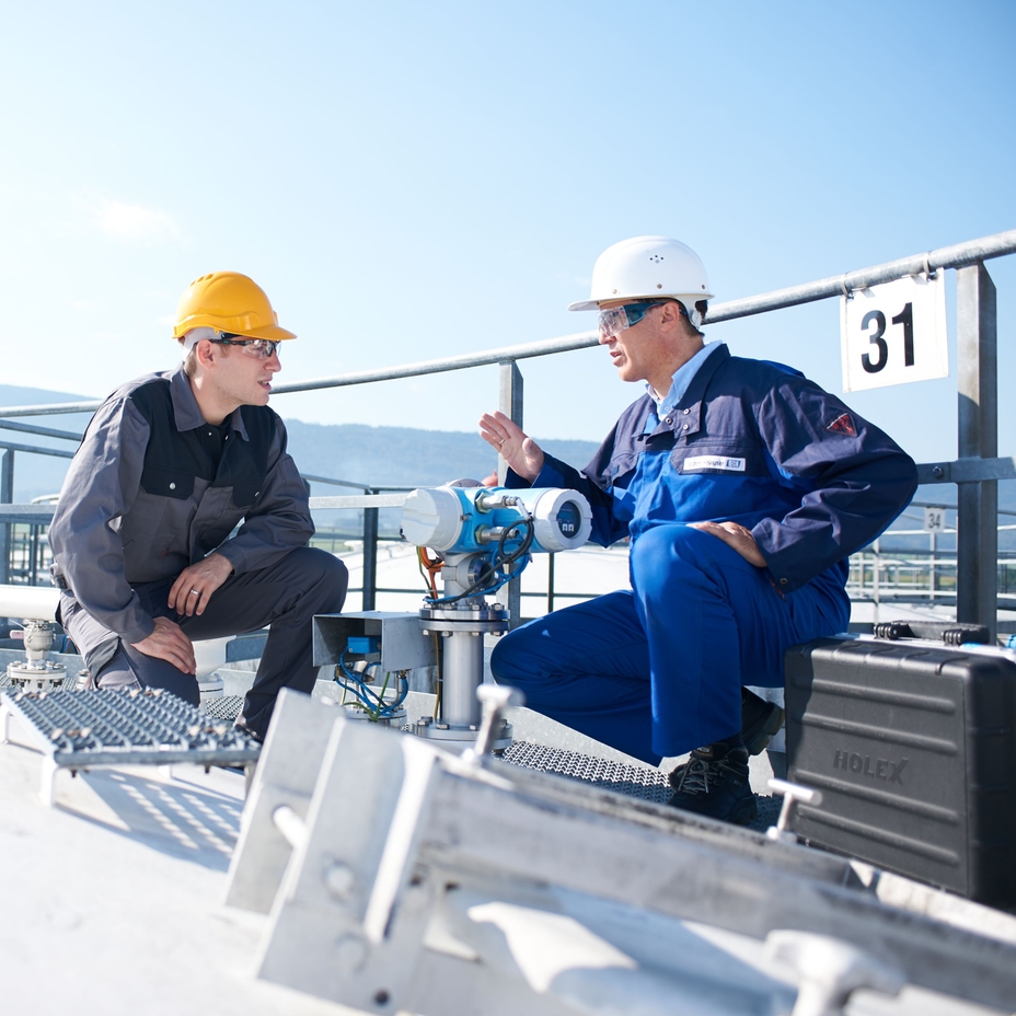 Chemical engineer explains to the customer what to look out for