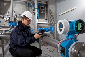 Service technican commissioning a flowmeter