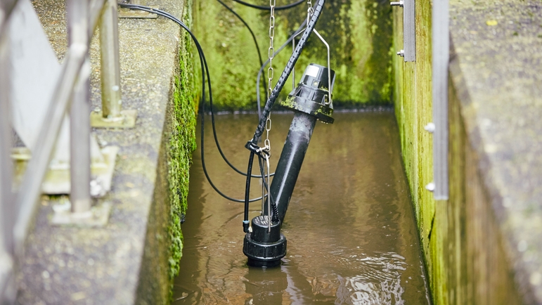 Датчик ISEmax CAS40D измеряет содержание нитратов и аммония на станции  очистки сточных вод в Штадтлоне.