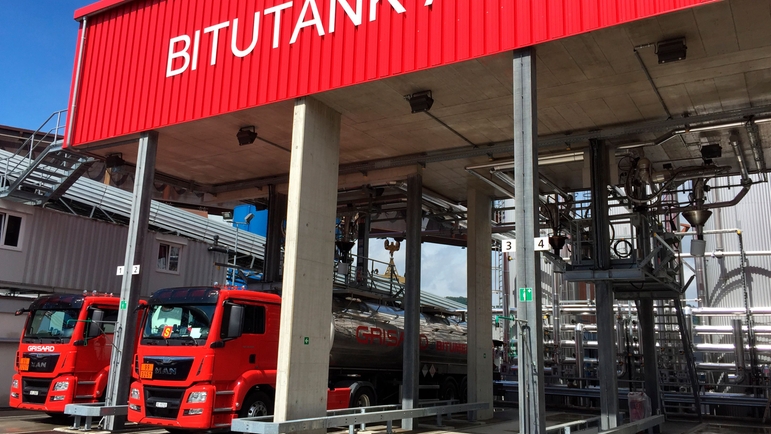 Фотография станции загрузки битума на площадке BITUTANK AG в Швейцарии
