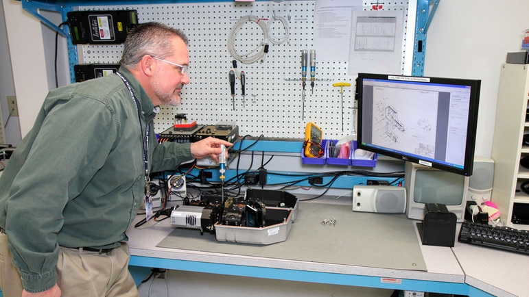 Инженер Kaiser проводит оптимизацию спектрографа