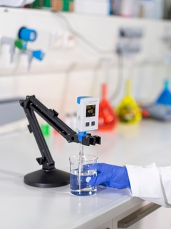 Специалист выполняет измерение уровня pH с помощью Liquilineпортативного прибора в лаборатории