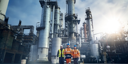 Крупный план инженера на фоне нефтеперерабатывающего завода
