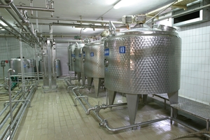 Резервуары для хранения молока на молочном производстве