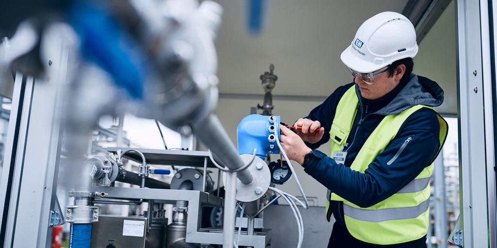 Квалификационные испытания Техник Endress+Hauser, проводящий калибровку расходомеров