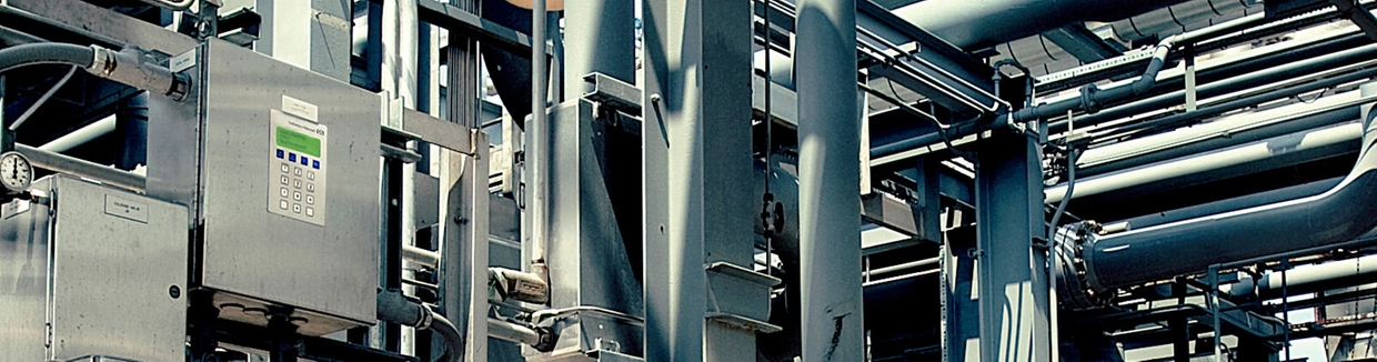 Изображение TDLAS-газоанализатора в корпусе на нефтеперерабатывающем заводе
