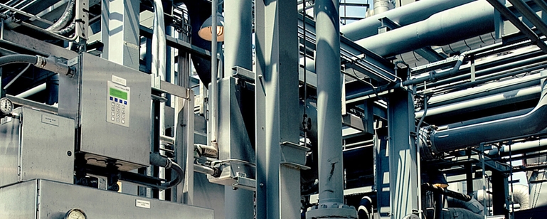 Изображение TDLAS-газоанализатора в корпусе на нефтеперерабатывающем заводе