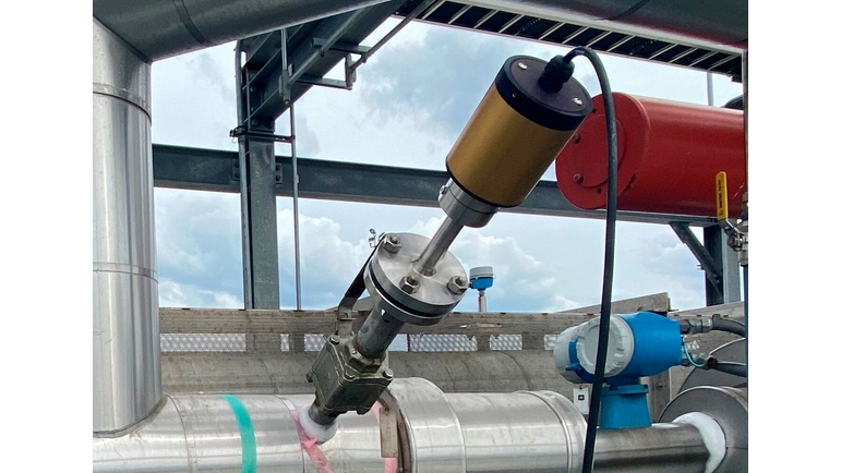 Endress+Hauser Raman cryogenic probe with flange installed in LNG truck loading system