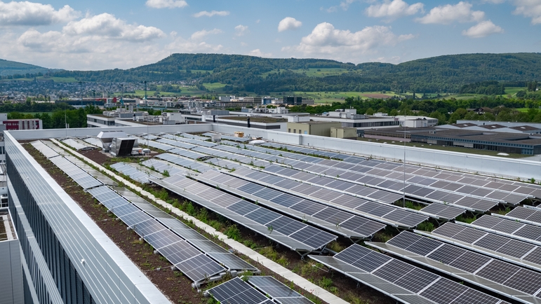 Компания Endress+Hauser установила солнечные батареи на крышах многих офисных и производственных зданий.