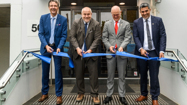 Opening of the new Endress+Hauser Australia building: cutting the ribbon.